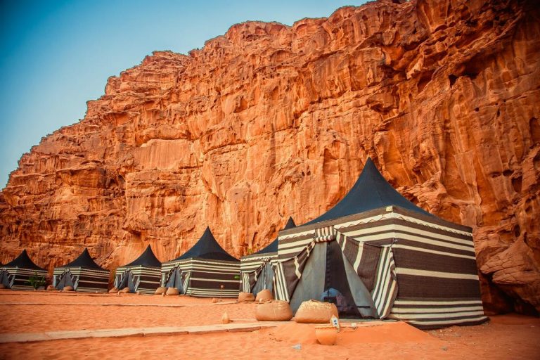 From Amman: Private Journée complète Petra and Wadi rum