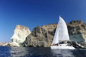 كروز فاخر في سانتوريني مع وجبة يونانية وقت الغروب والصباح