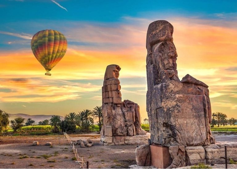 منطاد الهواء الساخن عند شروق الشمس في سماء الأقصر