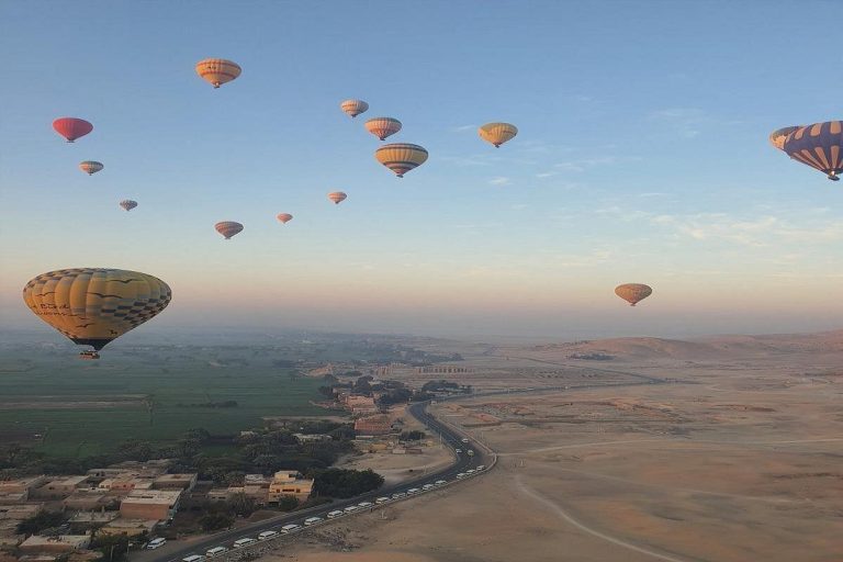 منطاد الهواء الساخن عند شروق الشمس في سماء الأقصر
