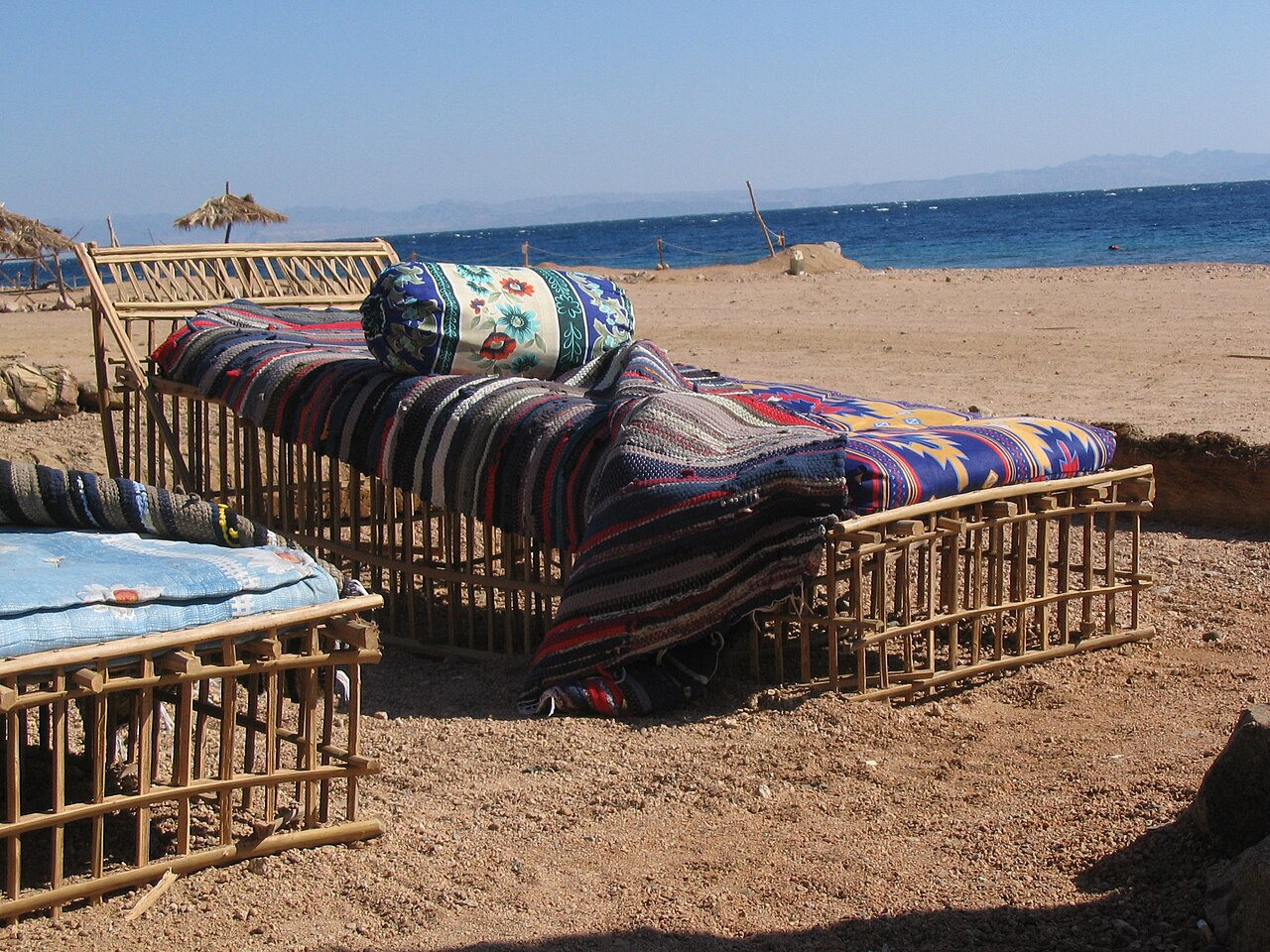 جلسات شاطئ دهاب الهادئة في سيناء