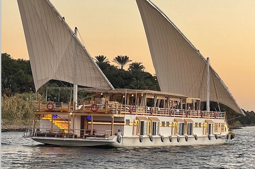 Sacred Lotus 达哈比亚游船 Sailing